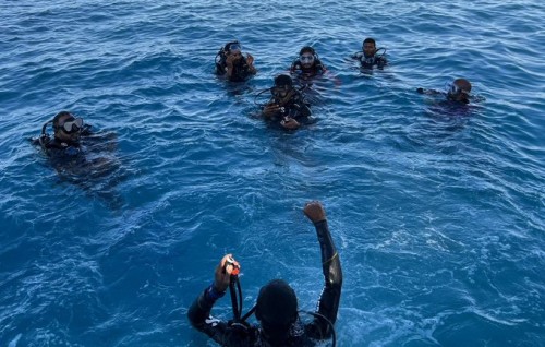 Rescue divers thamreenu kuraa furathama 4 atholhu kanda'alhaifi