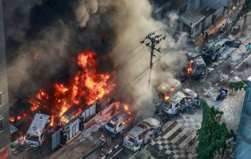 Bangladesh muzaaharaa: Curfew iulaanukohffi, maruvi meehunge adhadhu 100 in mahcchah!