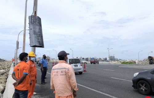 Strong winds destroy traffic light at the highway junction