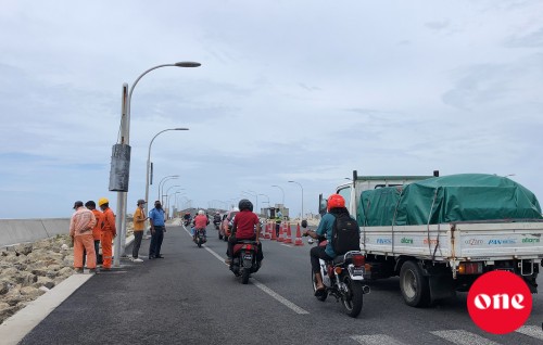 Highway gai  pickup akaai bus eh jehi ithuru accident eh hingaifi