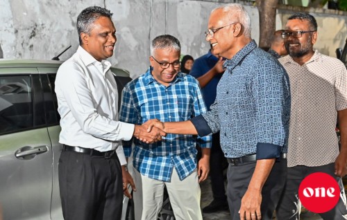 One photo: Male' ge mayor kamah vaadhakuravvaa Azim ge campaign rasmeekoh feshun