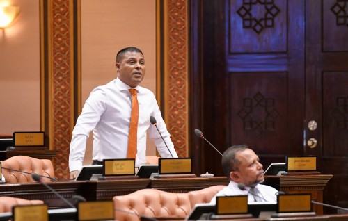 Political director eh Member Abbas ah inzaaru dhin massala eh police ah hushahalhanee