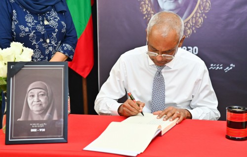 Habeebaa vanee dhaulathah vafaatheri vumuge mathiveri namoonaa eh dhakkavaafai: Raees