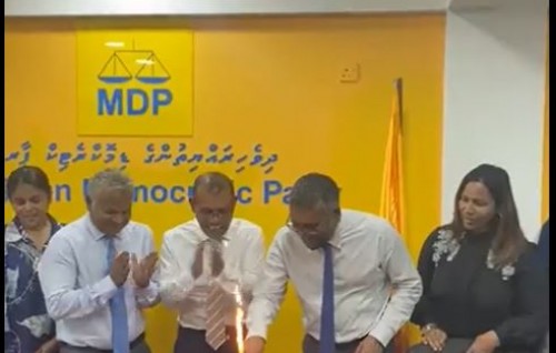 Raees Nasheed ge Happy Bday lavayaa eku MDP ofeehugai Fayyaz ge ufandhuvahuge cake falhaifi