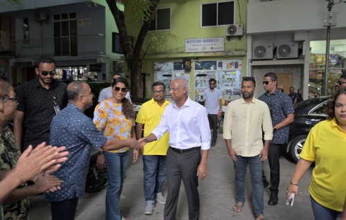 Idhikolhun ulhenee olhuvaalan, isskan dheynee rayyithunnah kankan saafukoh dhinumah: Raees