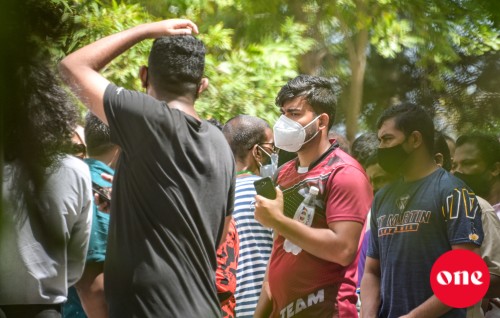 #OnePhoto: Covishield ge dhevana dose feshumaa eku bodu queue eh