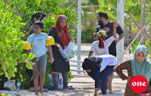 Miadhakee dhuniyeyge beybeinge dhuvas: beybe eh hurumakee himaayatheh, ufaleh, beybemennah avahah heyoedhun fonuvamaa!