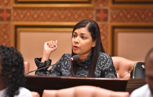 Kurin thalhumah haaziruvi vazeerun liyun hushahalhan neyngiiru, liyumun hushahelhi vazeeru  haaziruvaakah neyngeyne: Rozeinaa
