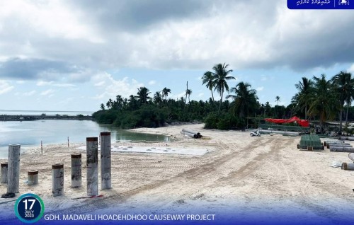 Madaveli-Hoade'dhoo causeway: Hoade'dhoo in kannagillaa ah gulhaala bridge piling masahkkai nimenee