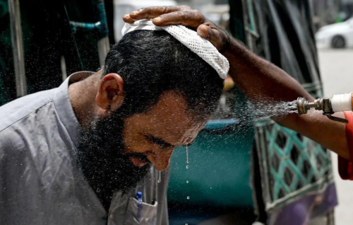 Deaths mount as Pakistan swelters in heatwave