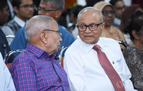 Umar Zahir akee gaumee legend eh: Maumoon