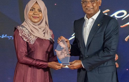 Izza: Dhivehi lhenveri chaman farikuri Husnuheenaamaa