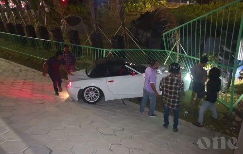 Car loses control, crash into Lonuziyaarai Park