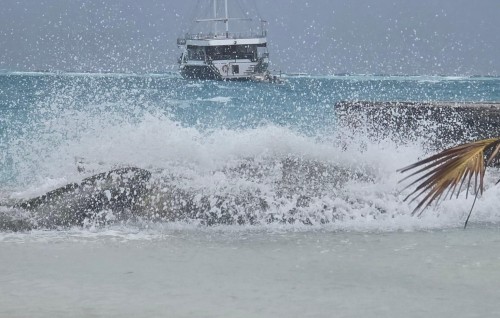 Uthuruaai medhu raajethereyge rahthakah udhaige asaru kohfaane 