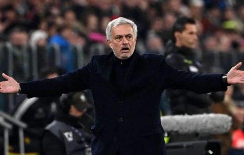 VAR referee coffee boan hadhaigen raiyy card eh nudhekki dhiya: Mourinho