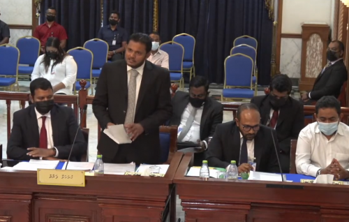 Yameen ge isthiunaafu: Muavviz ge hekibahah suvaalu ufadhdhai Adeeb ge bayaanun aa hekithakeh hushahalhaifi