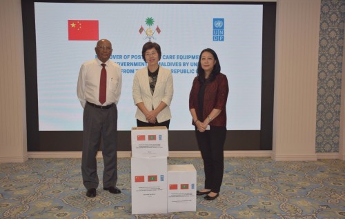 China ge eheegai UNDP in Raajje ah emergency life saving saamaanu hadhiyaa koffi