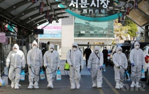Coronavirus: South Korea declares highest alert as infections surge