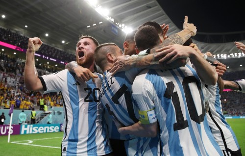 Magic Messi fires Argentina into World Cup quarters