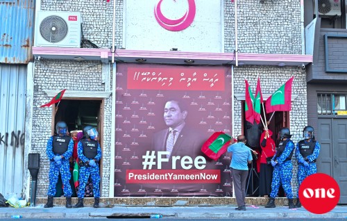 Anna hukuru dhuvahuves muzaaharaa onnaane, kuriah vure varugadha vaane: Idhikolhu