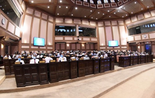 Debate underway at the Parliament to dismiss those involved in corruption scandal