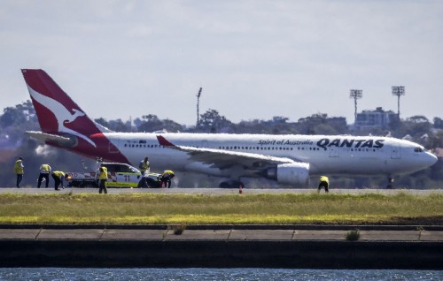 Engine massala eh jehi Qantas Airways ge flight eh emergency gai jassaifi