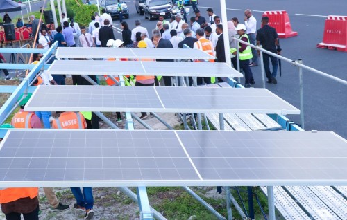 Solar panel harukuran highway ge baeh lane thah vaki gadi thakehgai bandhu kuranee