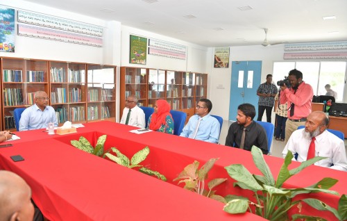 President meets Meedhoo Council members and senior representatives