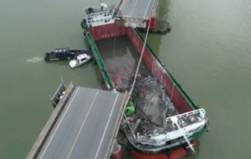 China gai cargo boat eh bridge ehggai jehi 5 meehaku maruve, bridge dheburi vehjje