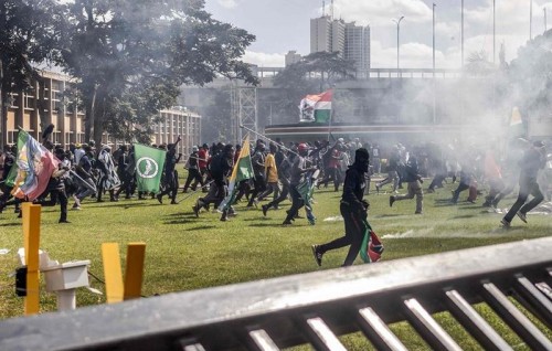 Kenya gai muzaahara kuraa meehun e'gaumuge majilis kuraa geygai hulhujahaifi