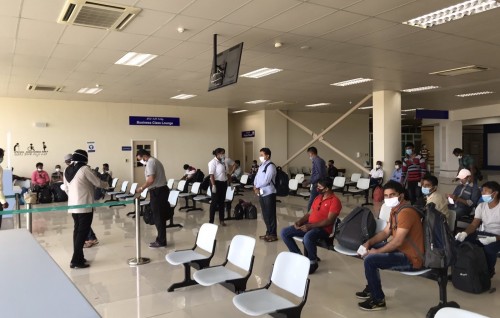 135 bidheyseen aakeu Maldivian ge flight eh Gan in Dhaka ah