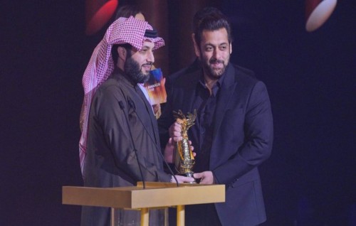 Saudi inn hovaa aharuge emme molhu Shahusiyyathuge Award Salman Khan ah