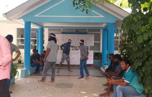 Dhigurashun goathi dhookurun lasve, rayyithun nikume council idhaaraa bandhukoh muzaaharaa gai