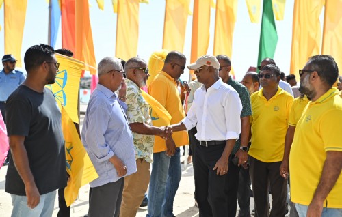 Candidate inn thafaathu vaudhuthah vaane, namaves rayyithun vaane maazee aa mine kiraalan: Raees