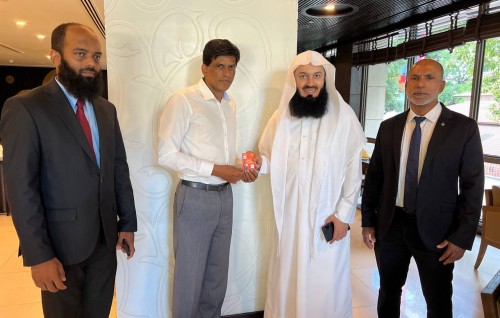 Mufti Menk ge dharus thakuge digital partner akah Dhiraagu