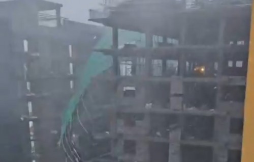 Hulhumale gai hunna apollo tower ge fence thakeh vayaa dhaathee e magu bandhu kohfi