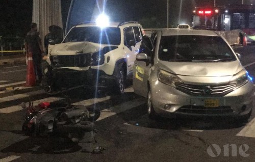Dangerous traffic collision on the bridge involving multiple vehicles