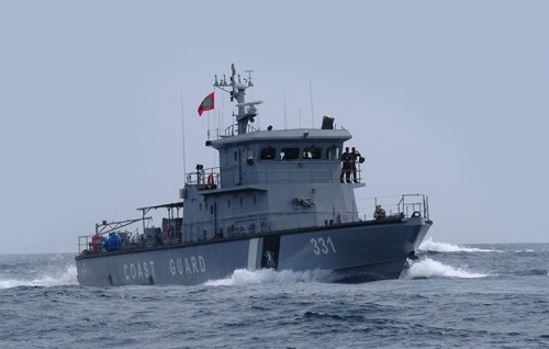 Dinghy eh bandun jahaalumuge sababun kan'duvi 2 meehun fenijje, haalu rangalhu