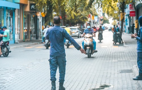 Villimale' police inn 31 cigarette carton gellunu massala eh 