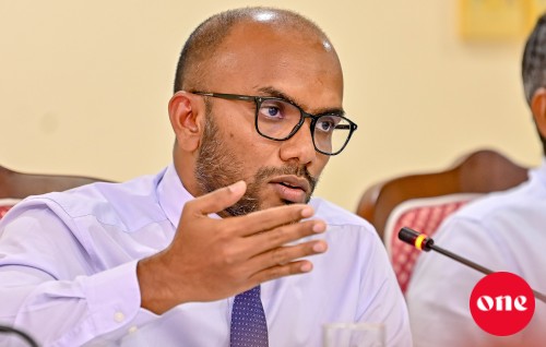 Dharaneege adhadhu dhanee dhashah, siyaasathu thakah badhalu gennaanee rayyithunnah kuraa asaru kudavaane gothah: Ameer