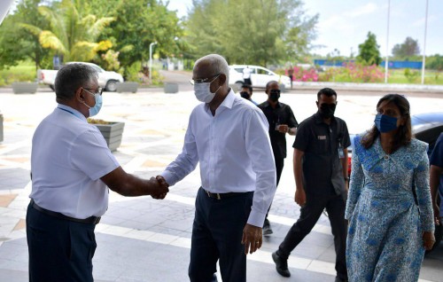 Photo: Raees ge dhekan'balun Addu Equatorial Hospital ah ziyaaraiy kurehvun