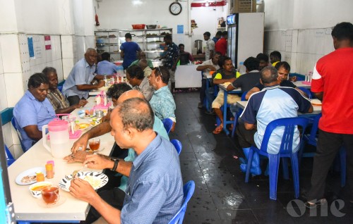 Cafe restaurant thakugai hidhumai dheveynee hendhunu 9:00 in reygandu 10:00 ah, mask alhan jehey