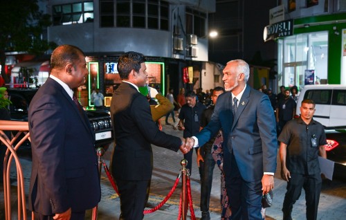 Raees ge musaara ah 20,000 adhi naaibuge musaara ah 18,000 rufiyaa ithurukuran faaskoffi