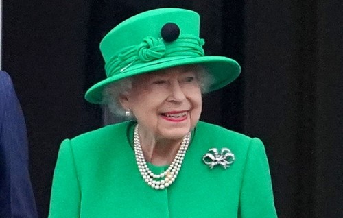 Dhivehi thaareekhun sofuhaaeh: Elizabeth dhevanaige ranikamuge feshun Raahjjeygaives kulagadhakoh faahagakurieve.