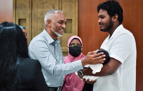 Dhivessaku konme gaumehgai huttas dhaulathuge eheetherikan libey gothah siyaasathu battan kuraanan: Raees