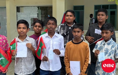 Miee favorite Raees, autograph thakun Kanduhulhudhoo kudhin ufalun!
