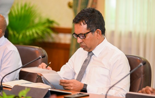 Majilis ge saafu majority libijje nama dollar rate bank rate ah, 2 aharu therey nugen nevenvee sababeh neiy : Saeed