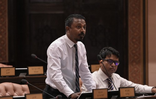 Adheeb bunaa bahegge macchah listeh hadhaigen baegge macchah dhauvaaeh nukureveyne: Usham