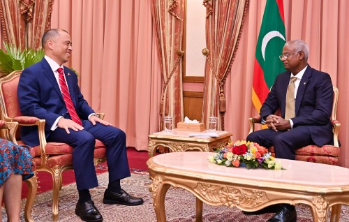 America in Raajje ah kanda'elhi furathama safeeru Raees ah faiykolhu aruvaifi
