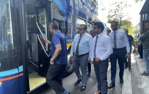 Hulhumale gai dhiriulhey member in bus gai Majlis ah